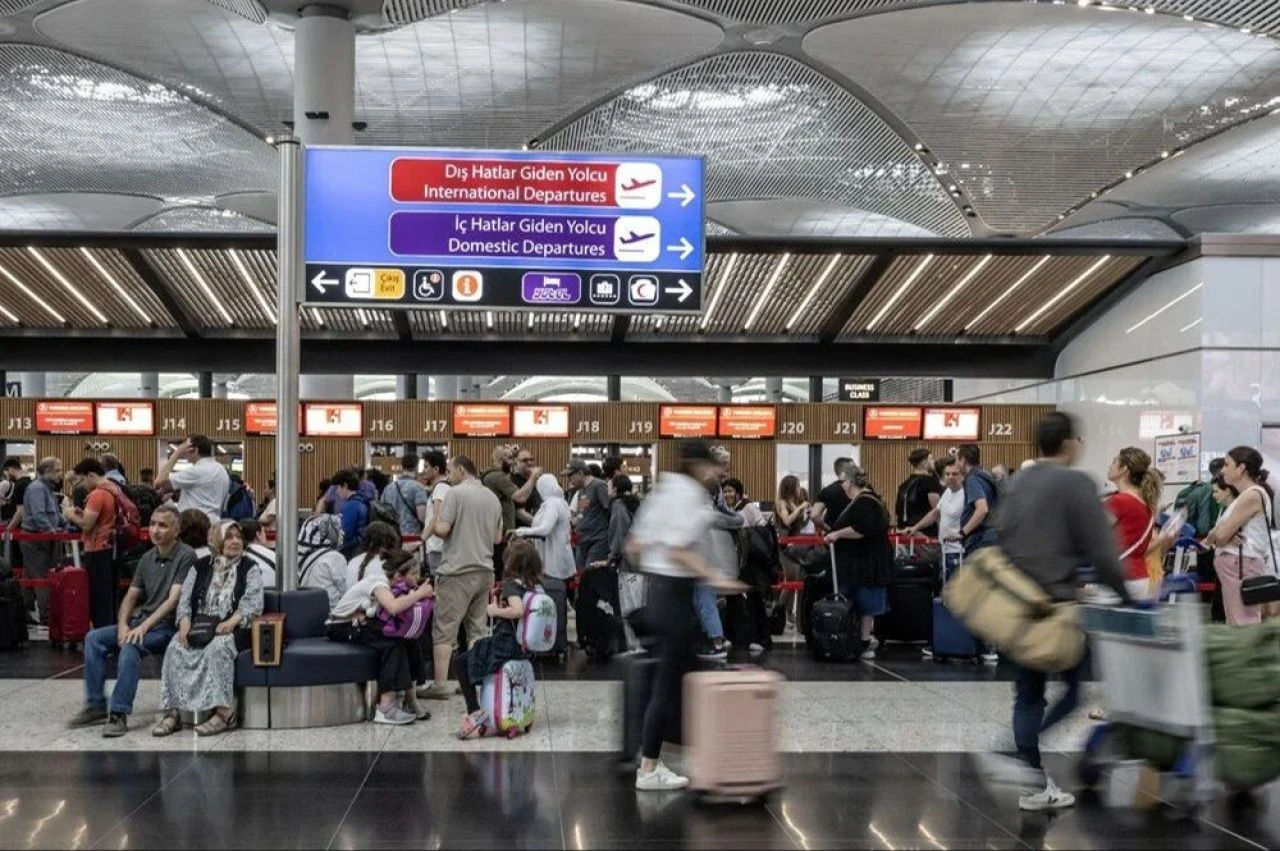 İstanbullular akın akın gidiyor! Havalimanlarında yoğunluk yaşanıyor - 1. Resim