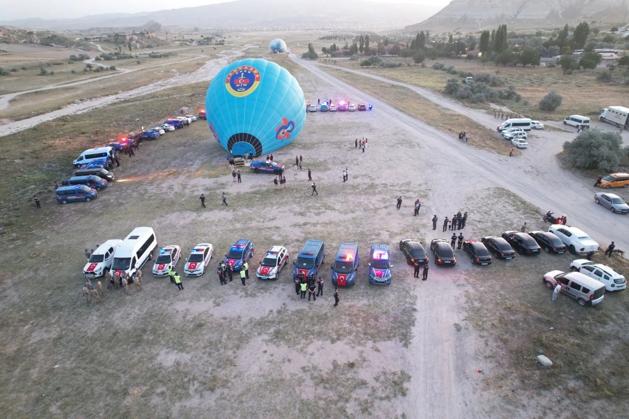 Jandarma 185'inci yaşını Kapadokya'da özel balonla kutladı