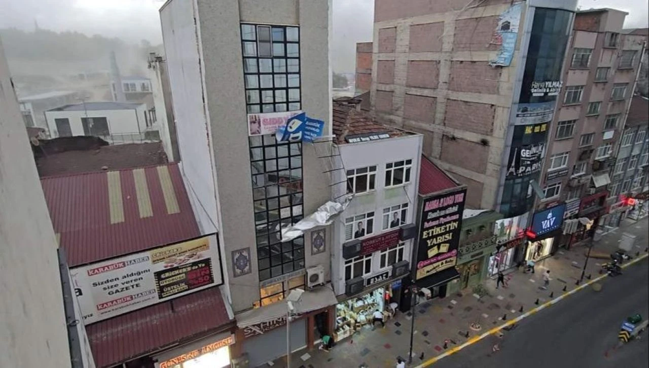 Karabük'te fırtına hayatı felç etti! Ortalık savaş alanına döndü - 1. Resim