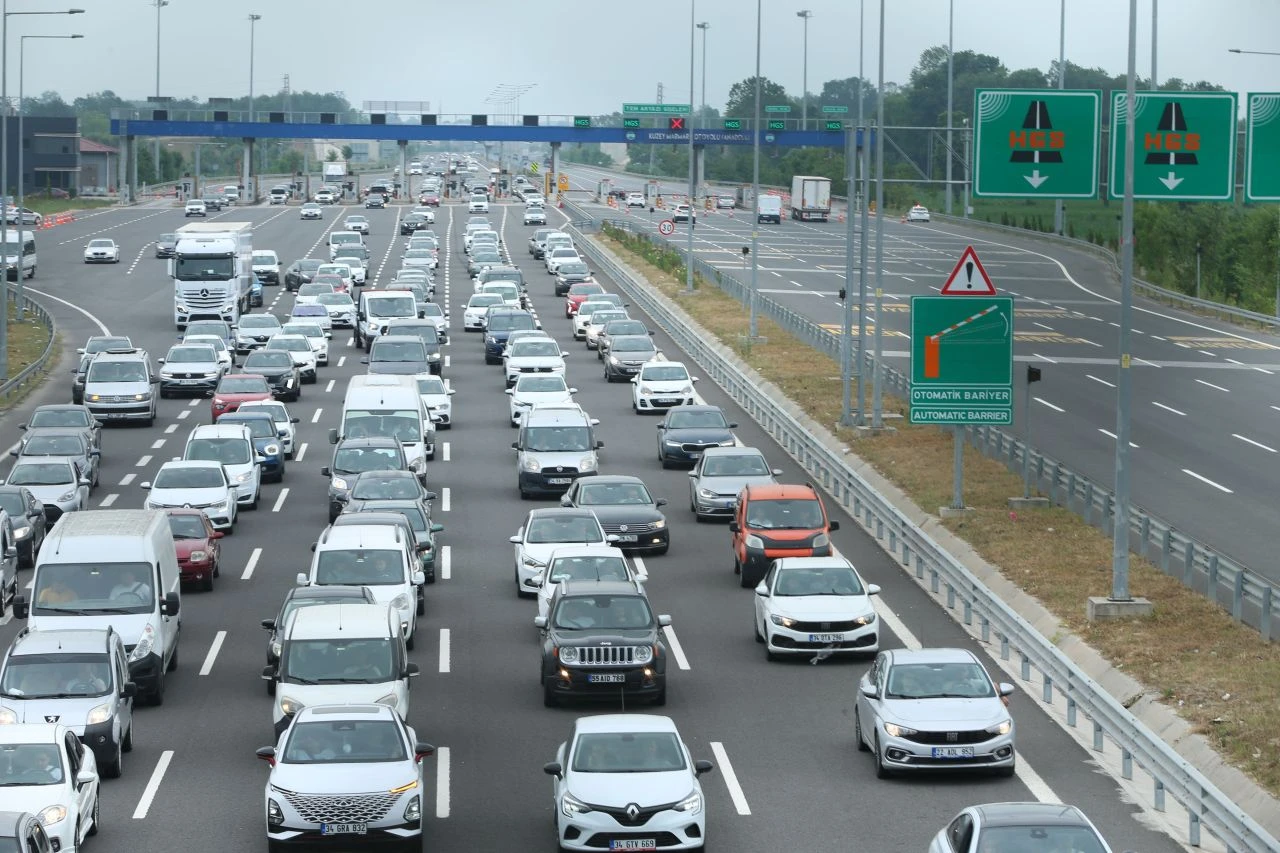 Karneyi alan yollara döküldü! Kurban Bayramı tatili trafiği başladı - 1. Resim