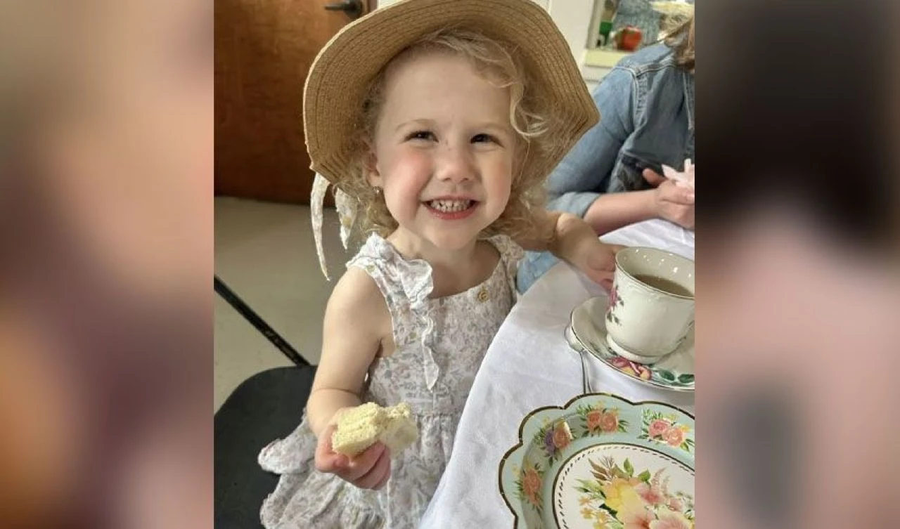 Minik kızın çiçeğe dokunmasıyla vücudunu yaraların sarması bir oldu!