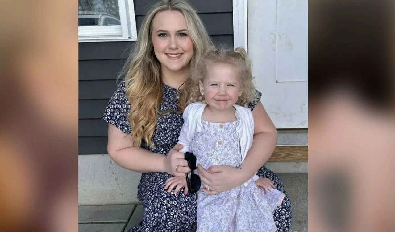 Minik kızın çiçeğe dokunmasıyla vücudunu yaraların sarması bir oldu!