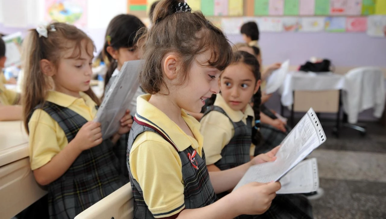 Okullarda karneler bugün dağıtılıyor: Karnelerde değişiklik var! MEB 4 alanda yaz okulu açıyor