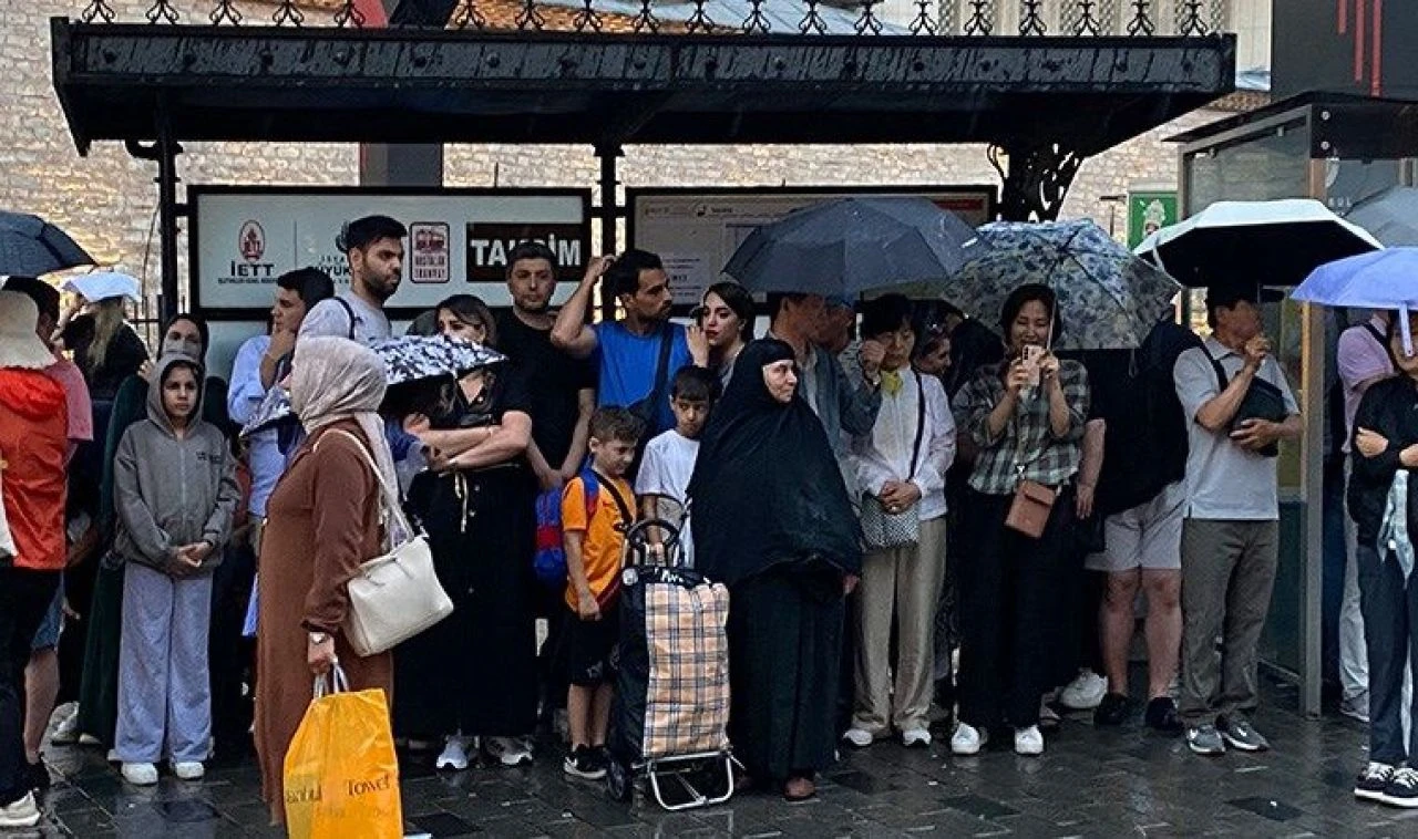 Sıcaklıkların artışa geçtiği İstanbul'u ani sağanak vurdu - 1. Resim