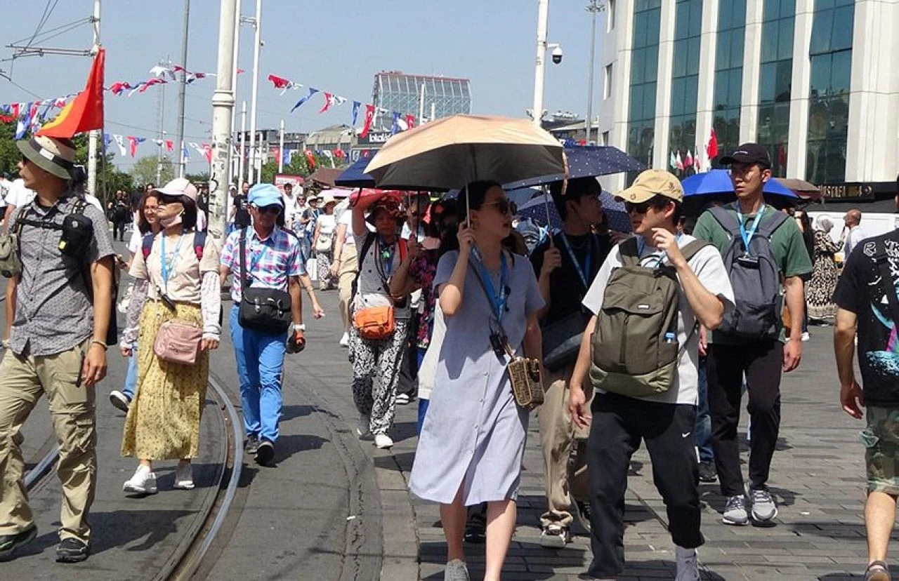 Sıcaktan bunalan esnaf kafasına damacanayı tuttu