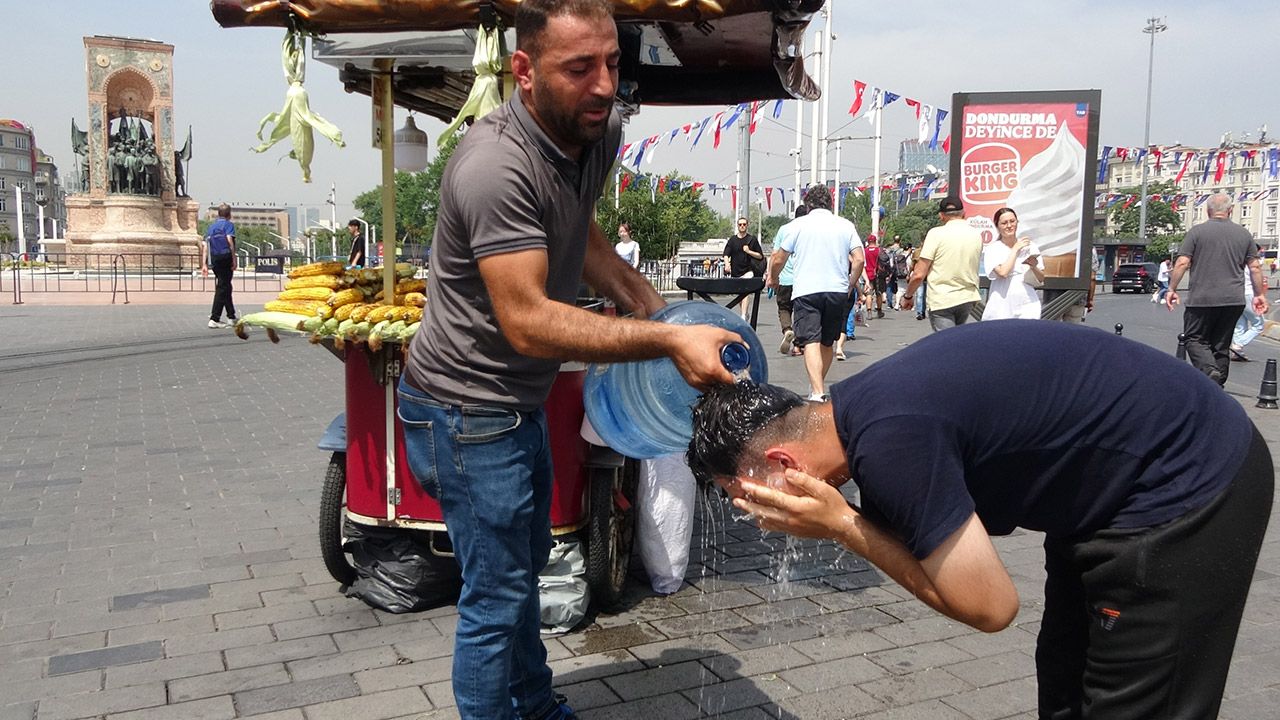 Sıcaktan bunalan esnaf kafasına damacanayı tuttu