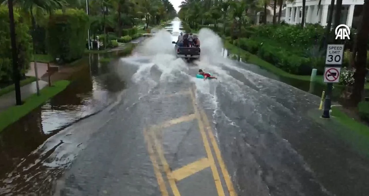 Sular altındaki sokakta adamı yüzme simidiyle çektiler