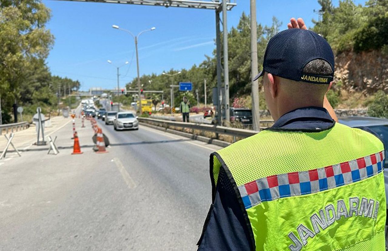 Bodrum'da kırmızı alarm: Üst düzey önlem alındı, kilometrelerce araç kuyrukları oluştu - 2. Resim