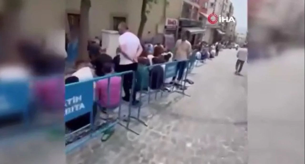 Cuma namazı kılanları hem videoya çekti hem de küfür yağdırdı! O kişi yakalandı - 2. Resim