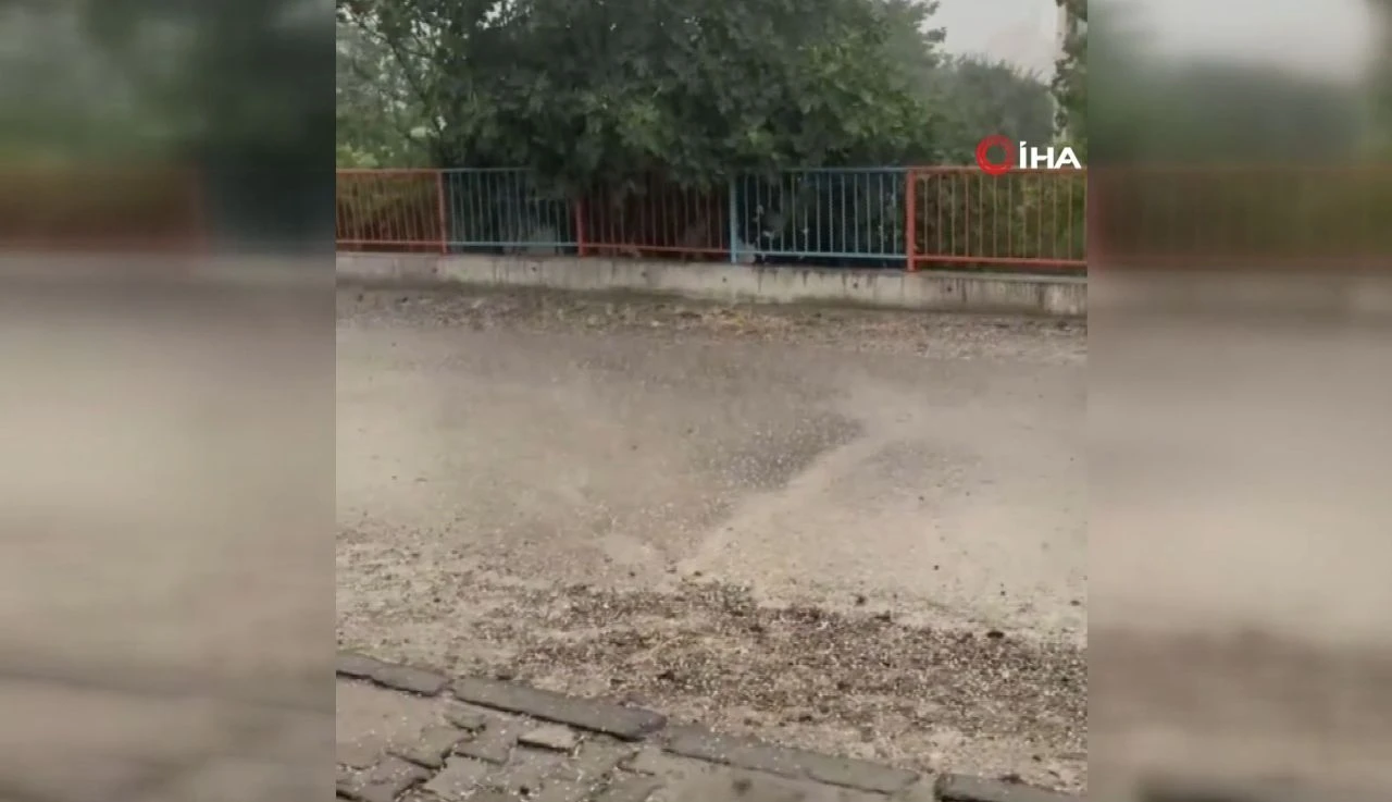 İstanbul'a Haziran ayında dolu yağdı! Sokaklar beyaza büründü  - 1. Resim