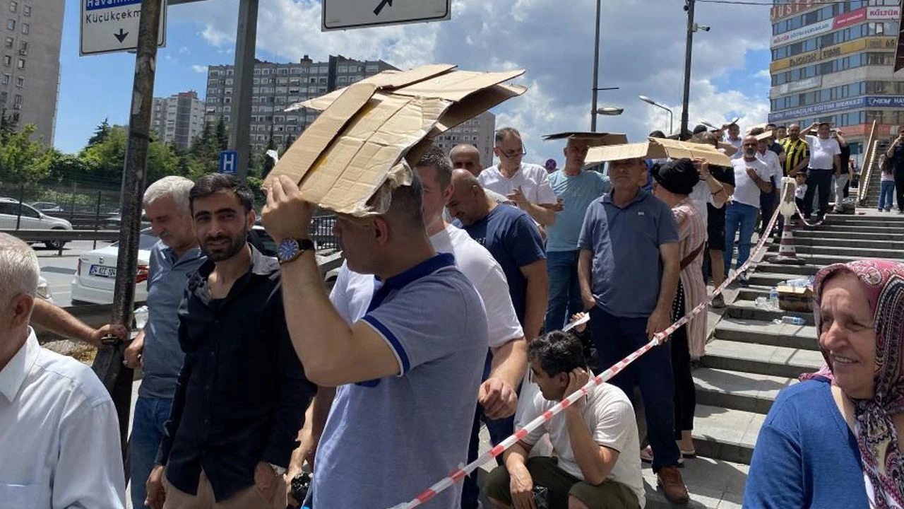 Metrelerce uzanan 'ucuz baklava' kuyruğu! Güneşe rağmen saatlerce beklediler