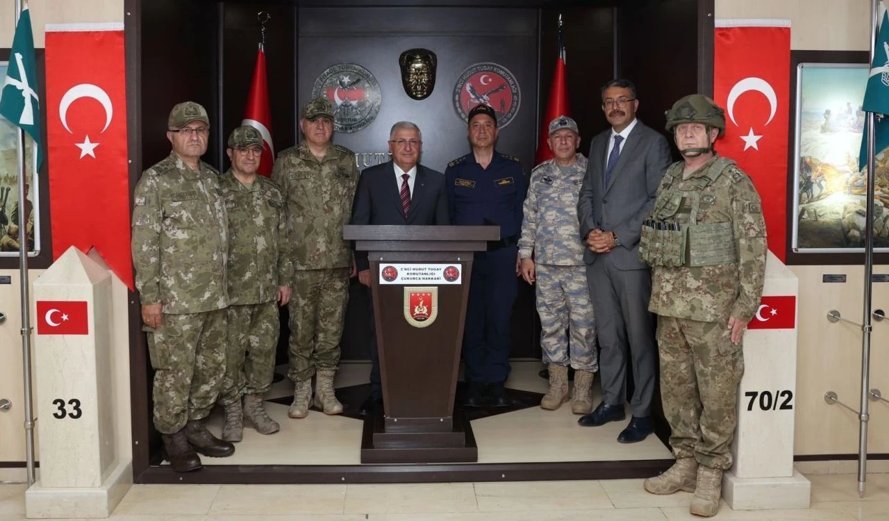 Milli Savunma Bakanı Güler sınırda bayramlaştı