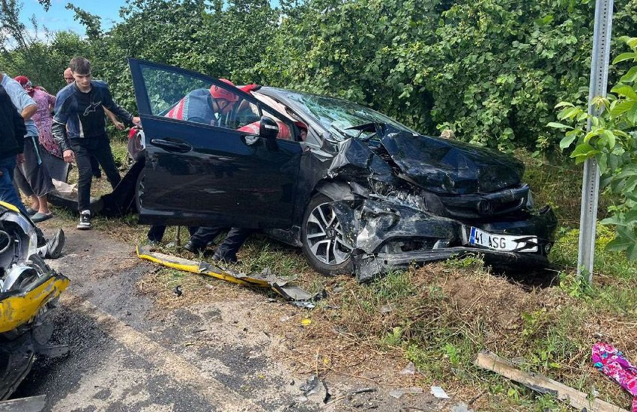 Sakarya'da iki otomobil kafa kafaya çarpıştı: 8 yaralı - 2. Resim