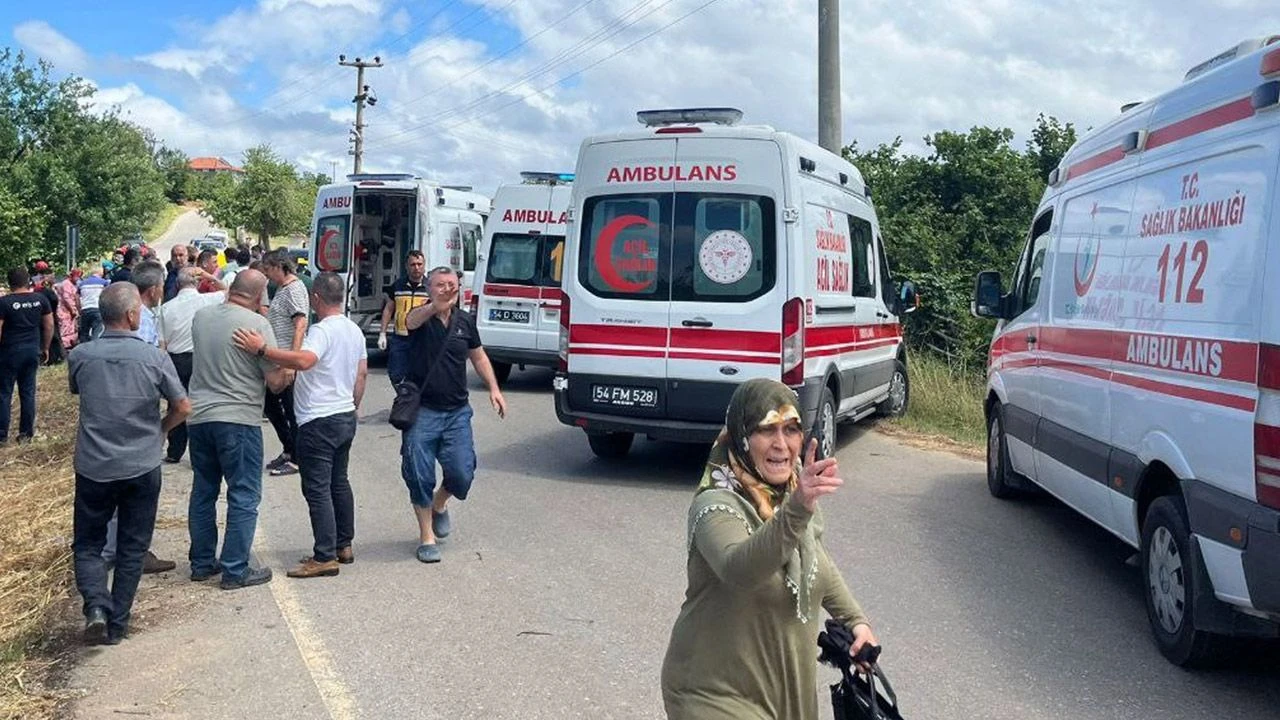 Sakarya'da iki otomobil kafa kafaya çarpıştı: 8 yaralı