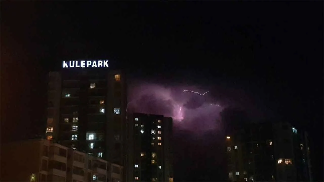 Şimşeklerin görsel şöleni gece yarısına kadar sürdü