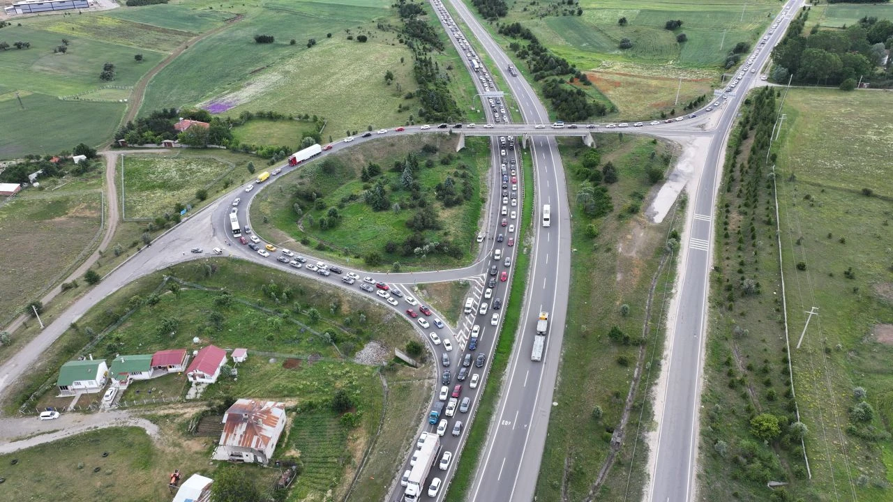 Yolculuğu arife gününe bırakanlar yollarda perişan oldu! Trafikte yoğunluk sürüyor - 2. Resim