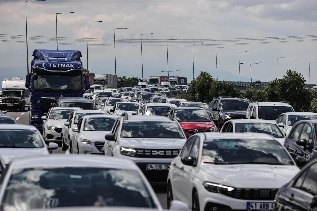 Yolculuğu arife gününe bırakanlar yollarda perişan oldu! Trafikte yoğunluk sürüyor - 1. Resim