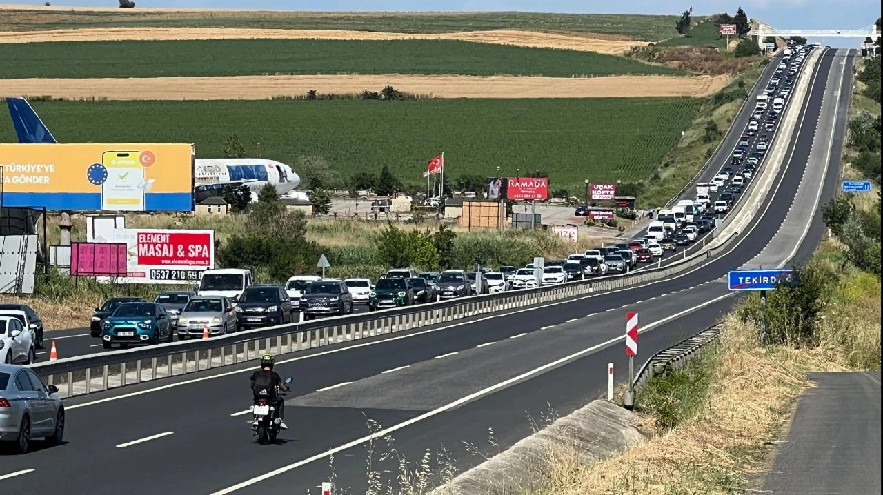 Yolculuğu arife gününe bırakanlar yollarda perişan oldu! Trafikte yoğunluk sürüyor - 3. Resim