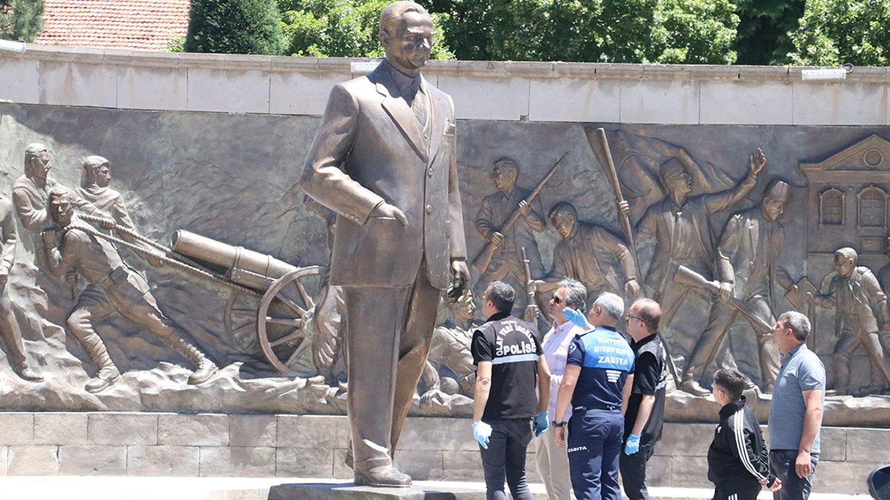 Atatürk Anıtı'na büyük saygısızlık! Baltalı saldırganlar gözaltında - Gündem