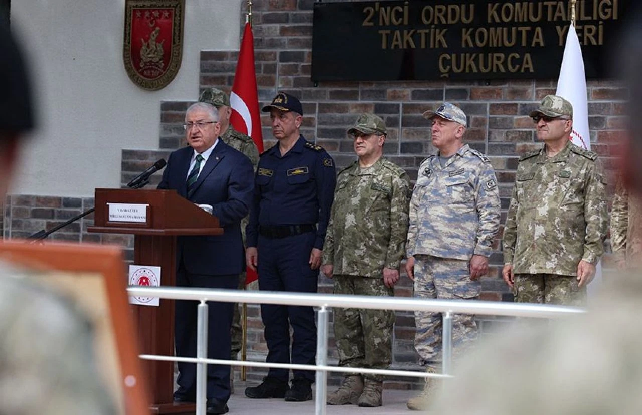 Bakan Güler, kahraman Mehmetçikle bayramlaştı - 1. Resim