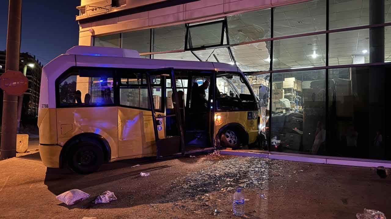 Bursa'da otomobil ile minibüs çarpıştı: 12 yaralı - Gündem