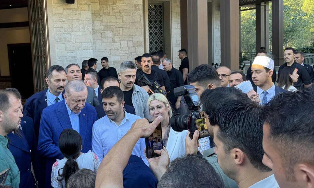 Cumhurbaşkanı Erdoğan, vatandaşlarla bayramlaştı: Dargınlığı küskünlüğü atmalıyız. - 1. Resim