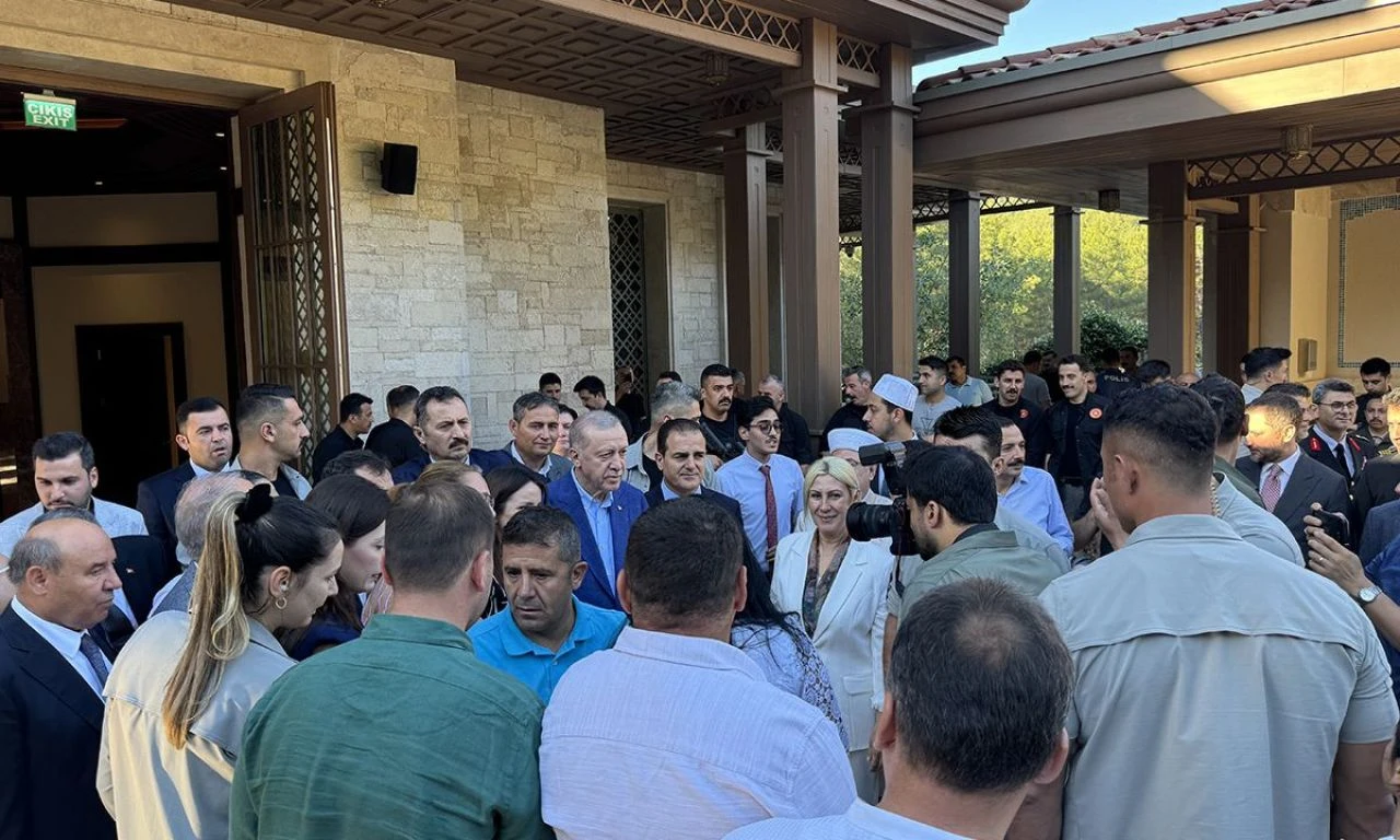 Cumhurbaşkanı Erdoğan, vatandaşlarla bayramlaştı: Dargınlığı küskünlüğü atmalıyız. - 2. Resim