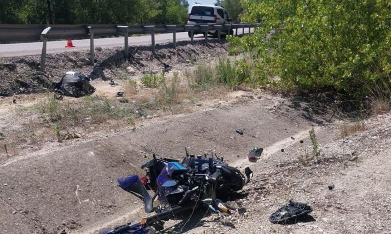 Hafif ticari araç ile motosiklet çarpıştı! Feci kaza ölü ve yaralılar var - 1. Resim