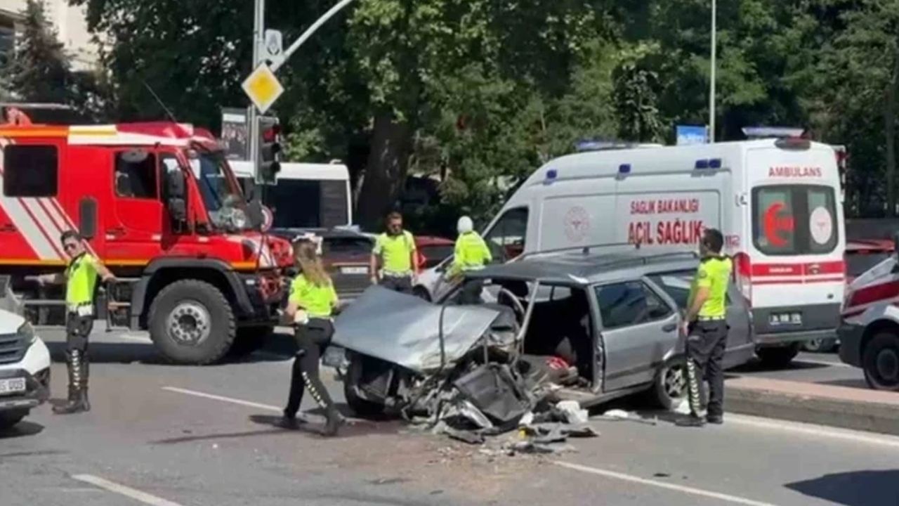 İstanbul'da bayramın ilk gününde feci kaza! Otomobil adeta dağıldı - Gündem