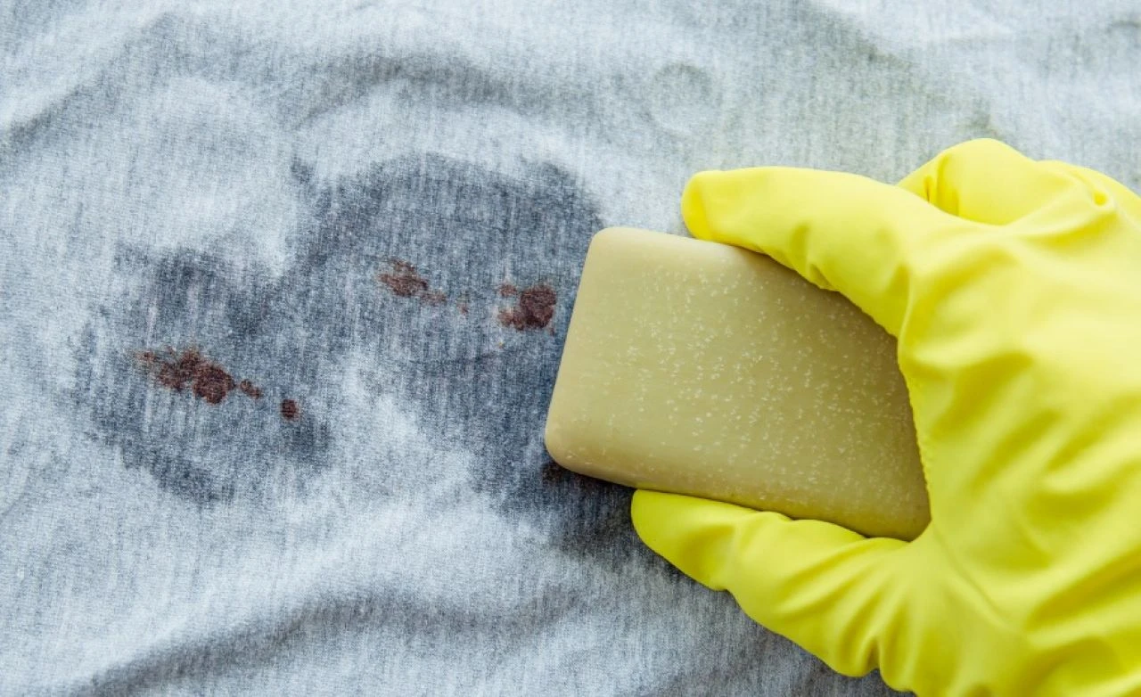 Kan lekesinin çözümü soğuk su ve limonda! İnatçı kan lekesine evde uygulayabileceğiniz yöntemler - 3. Resim