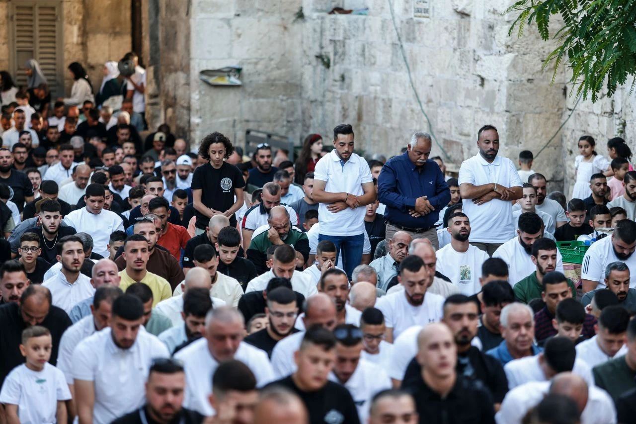 Mescid-i Aksa'da gergin bayram namazı! İsrail polisine rağmen Filistinliler akın akın geldi