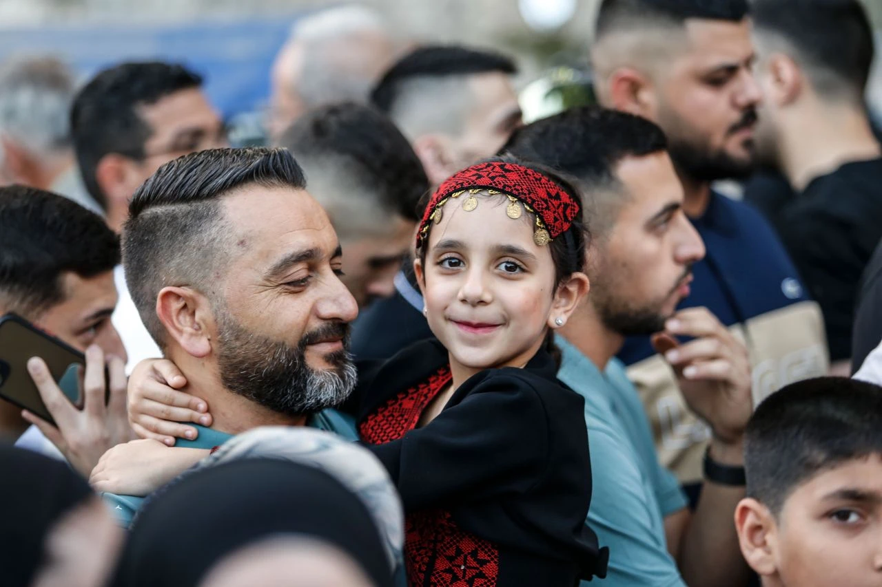 Mescid-i Aksa'da gergin bayram namazı! İsrail polisine rağmen Filistinliler akın akın geldi