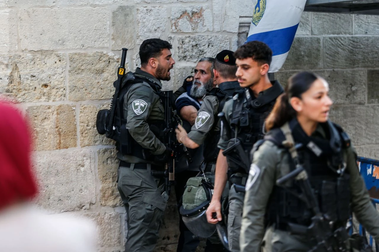 Mescid-i Aksa'da gergin bayram namazı! İsrail polisine rağmen Filistinliler akın akın geldi