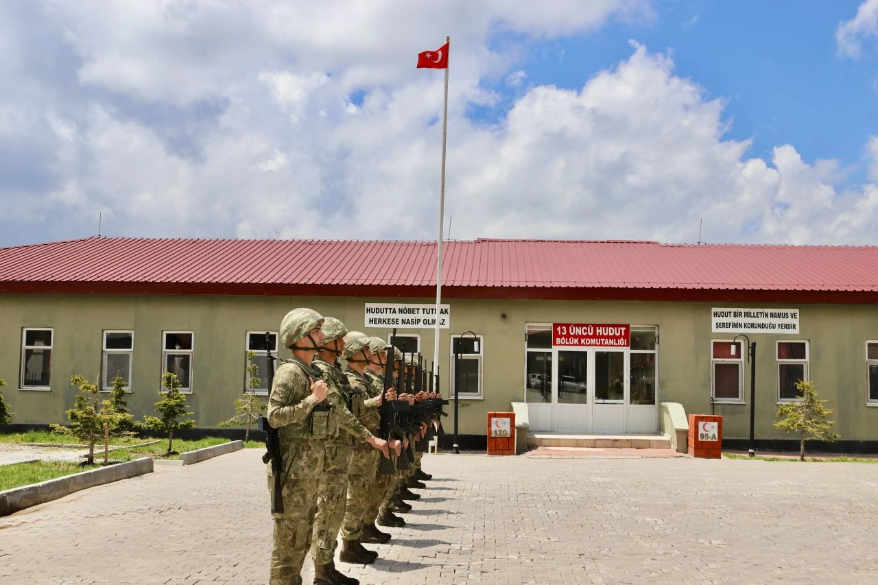 Ülke bayram sevincinde, 'Hudut Kartalları''nın eli tetikte! Sınır bölgesindeki Türk askeri göğüs kabarttı