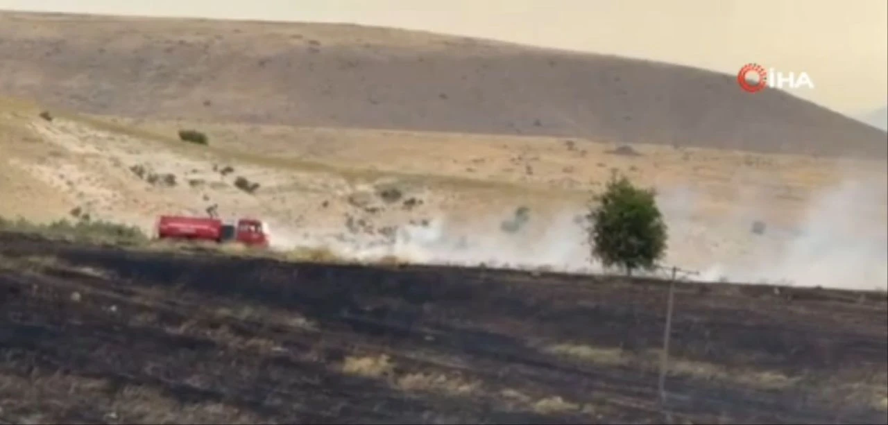 Yıldırım isabet etti, her yer küle döndü
