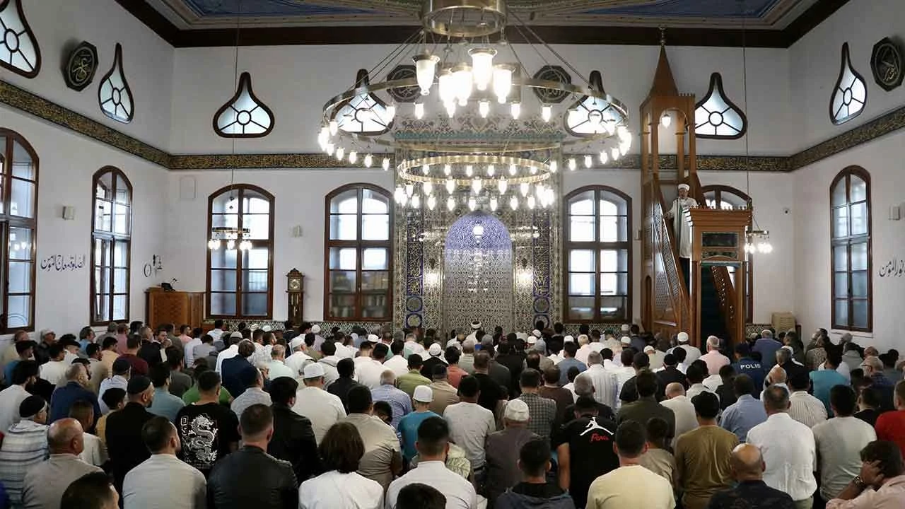 Yurt genelinde bayram namazı kılındı! Camiler doldu taştı - 7. Resim