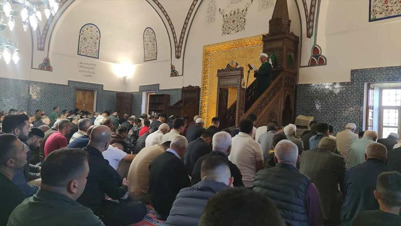 Yurt genelinde bayram namazı kılındı! Camiler doldu taştı - 2. Resim