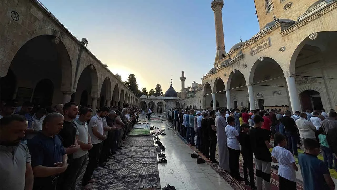 Yurt genelinde bayram namazı kılındı! Camiler doldu taştı - 4. Resim