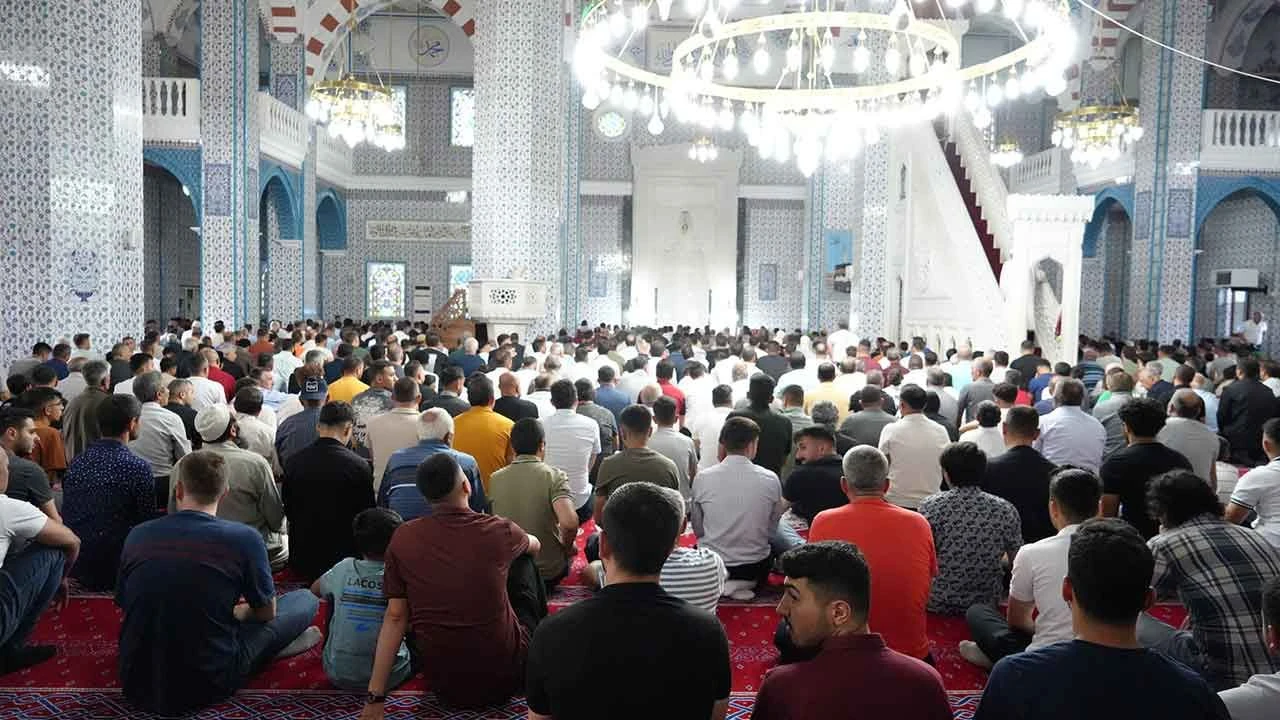 Yurt genelinde bayram namazı kılındı! Camiler doldu taştı - 1. Resim