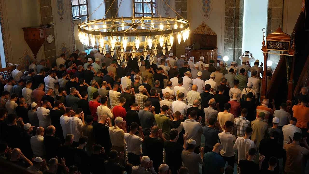 Yurt genelinde bayram namazı kılındı! Camiler doldu taştı - 5. Resim