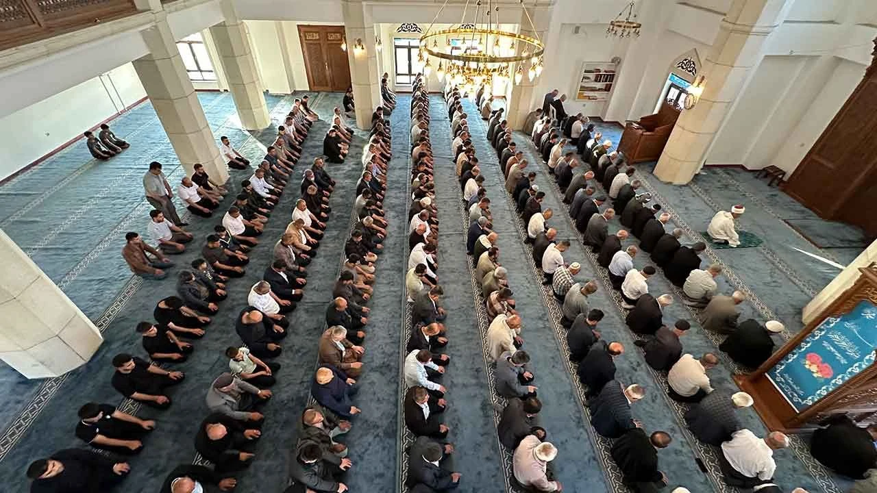 Yurt genelinde bayram namazı kılındı! Camiler doldu taştı - 3. Resim