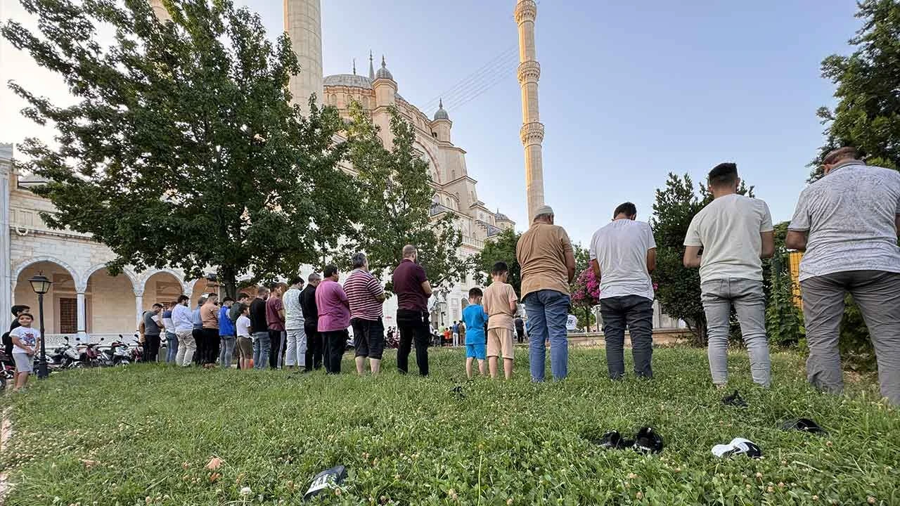 Yurt genelinde bayram namazı kılındı! Camiler doldu taştı - 6. Resim