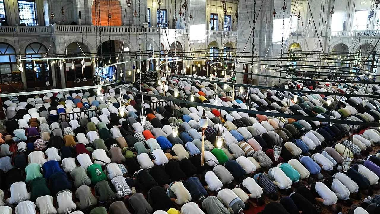 Yurt genelinde bayram namazı kılındı! Camiler doldu taştı - 8. Resim