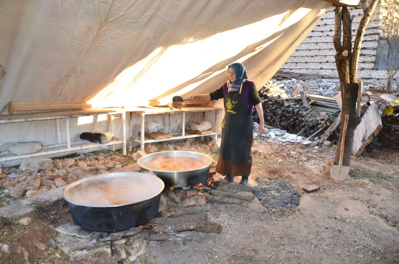 Anne sütünü 10 kat değerli yapan pekmezi köylüler yapıyor! Toros dağlarının şifa kaynağı 200 liraya satılıyor
