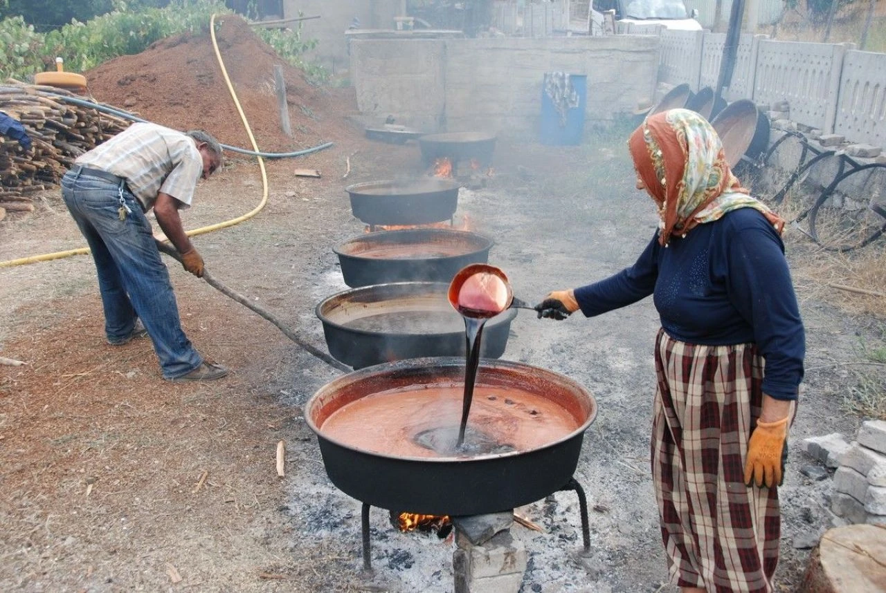 Anne sütünü 10 kat değerli yapan pekmezi köylüler yapıyor! Toros dağlarının şifa kaynağı 200 liraya satılıyor