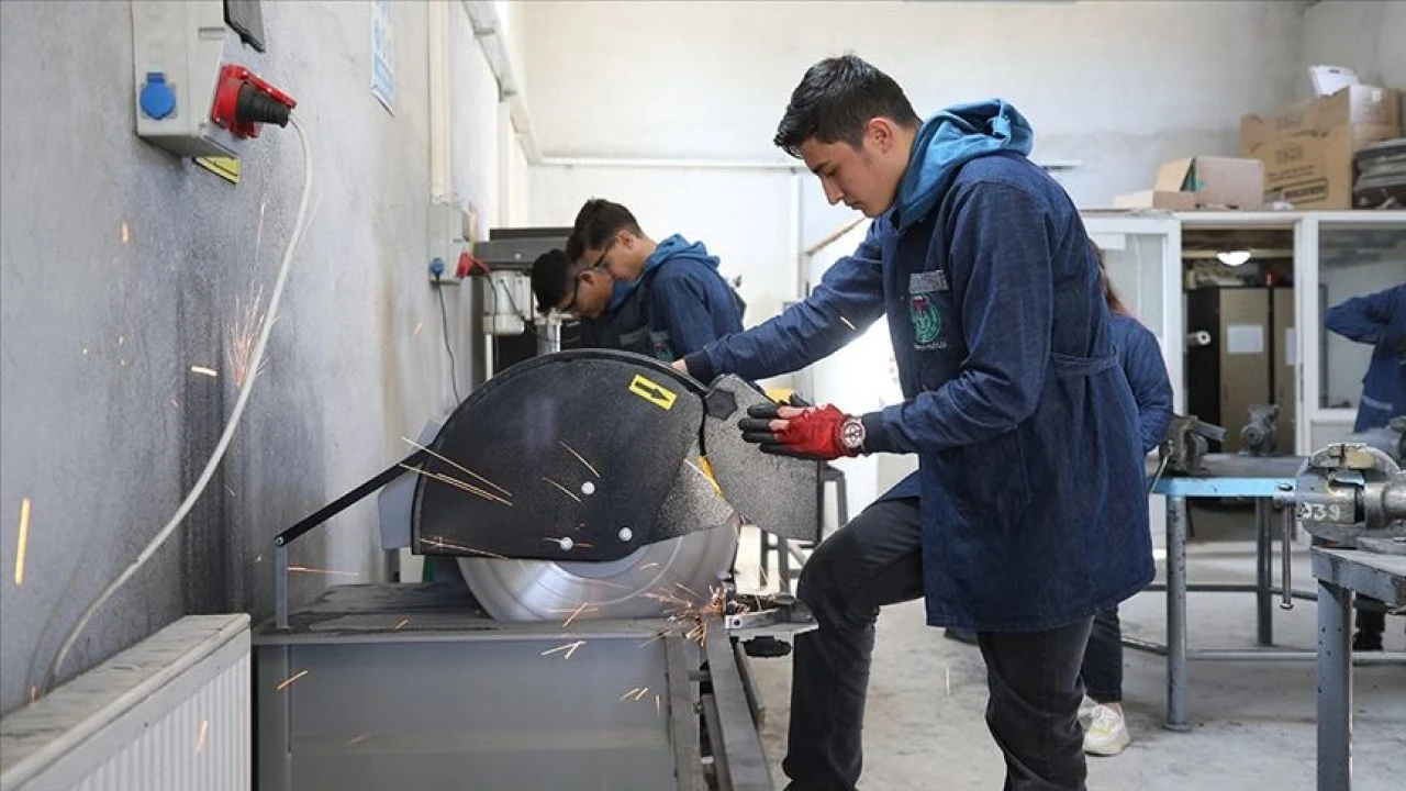 Beyaz yakalıların iş bulma oranı mavi yakalılara göre yüzde 75 düştü! Piyasada çırak, kalfa ve usta kalmadı