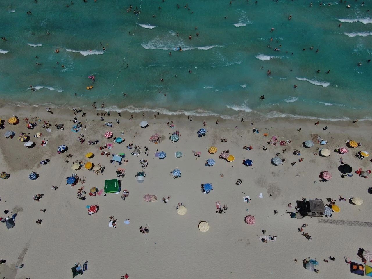Çeşme plajlarında hayrete düşüren görüntüler! Deniz bile kalabalık... Nüfus 1 milyona yaklaştı