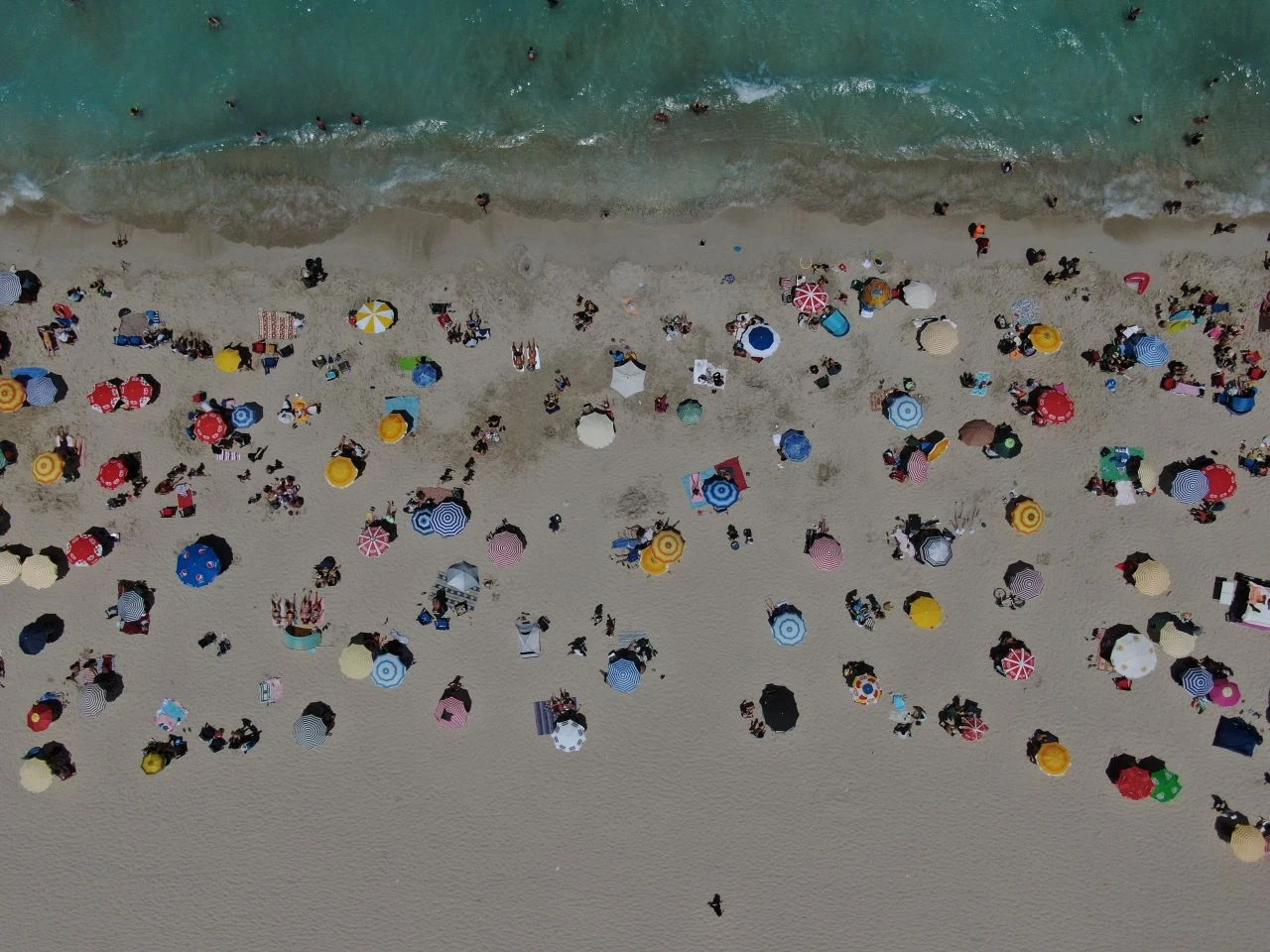Çeşme plajlarında hayrete düşüren görüntüler! Deniz bile kalabalık... Nüfus 1 milyona yaklaştı