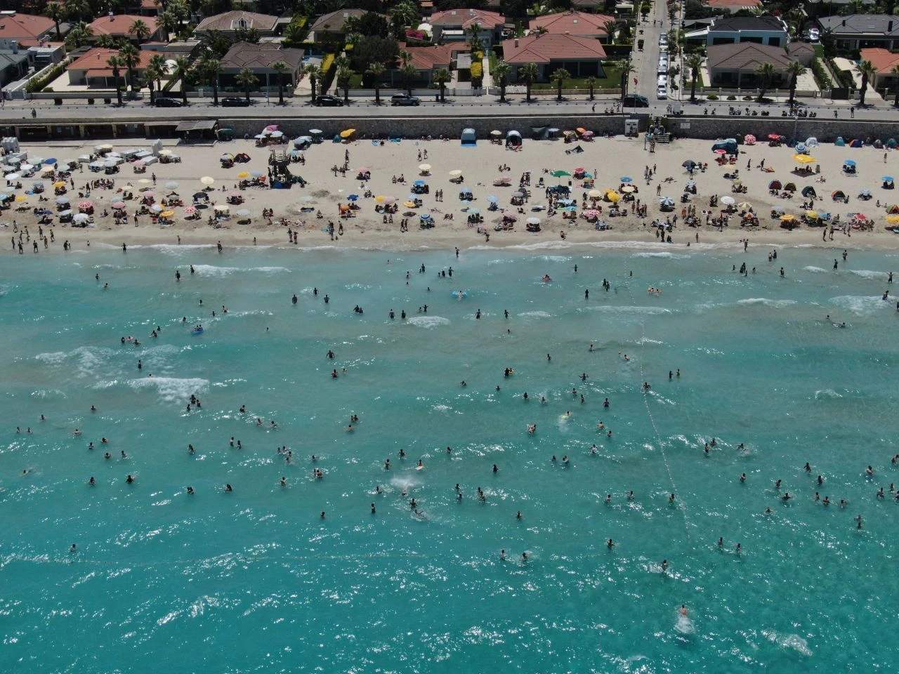 Çeşme plajlarında hayrete düşüren görüntüler! Deniz bile kalabalık... Nüfus 1 milyona yaklaştı - 1. Resim