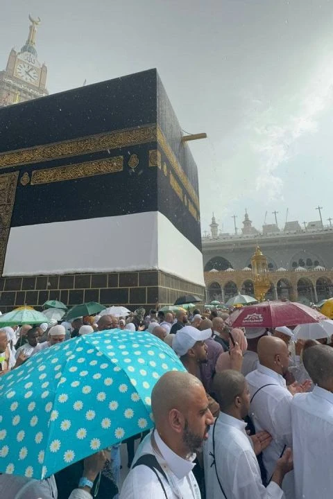 Hacılar 40 derece sıcaklıkta yağan sağanağa şaşırdı